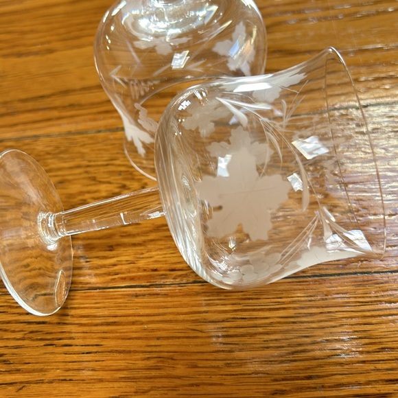 Vintage cordial, wine glasses on stems. Made in Romania. Etched leaf design. - Picture 2 of 7